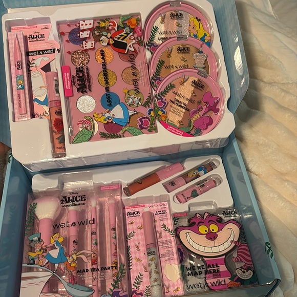 💥 sale 💥 Disney’s Alice in Wonderland PR box - Picture 4 of 4